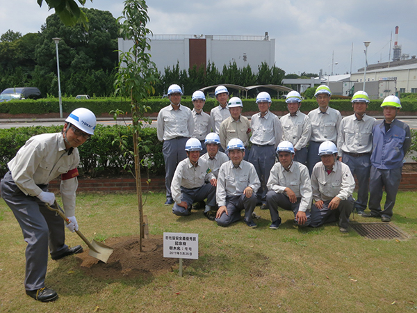 植樹式にて、スコップを手にする三木工場長（左手前）