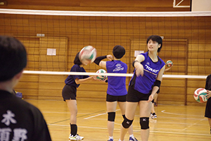 参加生徒にレシーブ指導を行う地元栃木県出身の黒後選手