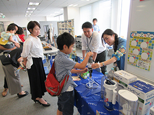 理科実験「水をきれいにするせんい」