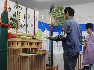 玉串拝礼を行う地球環境研究所の木村所長