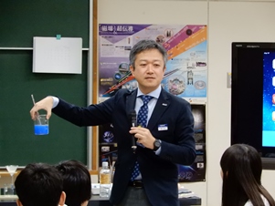 ろ過実験について説明する奧田主部
