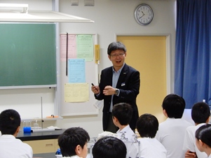 親しみやすい雰囲気作りで授業する尾上課長