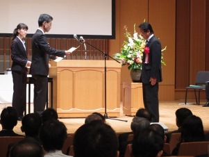 １０月２日の受賞式の様子（右が三木工場長）