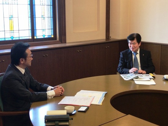 対談風景（左から三木工場長、榊原会頭）