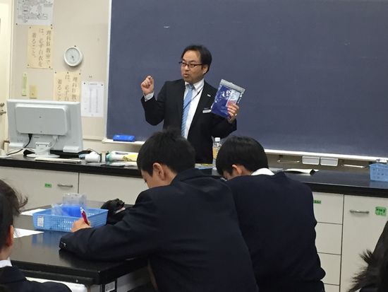 サンプルを使って説明をする村上室員