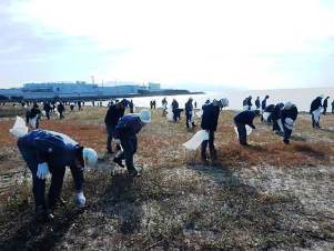 塩屋海岸での清掃活動の様子