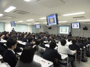 １６０人の生徒でいっぱいの会場