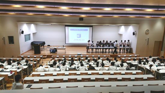 １２０人の生徒が参加した大きな会場（視聴覚室）とろ過実験の様子