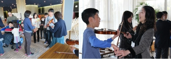 バイオリンの体験コーナーでは来場者に演奏体験のお手伝いをしました