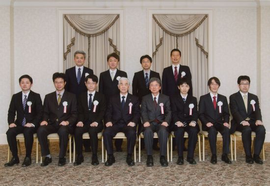 日覺会長、清水選考委員長（前列左から4人目、5人目）と10人の助成金受領者