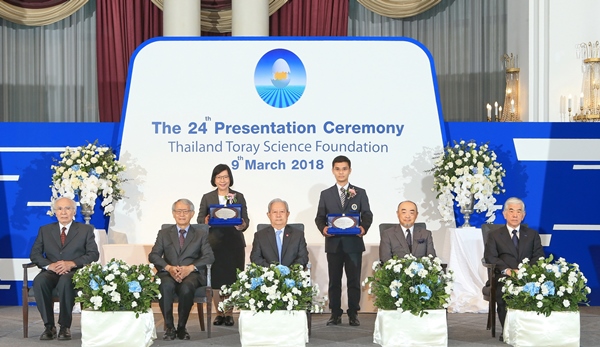 科学技術賞受賞者の皆さんと、式典委員長のSurayud議員、TTSF会長のYongyuth博士、佐渡島大使および日覺社長（前列右）