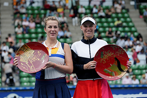 昨年大会シングルス優勝のキャロライン・ウォズニアッキ選手(右)と準優勝のアナスタシア・パブリュチェンコワ選手(左)