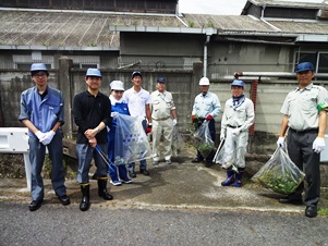 工場地区南側を清掃してくれた従業員の皆さん