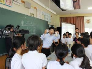 子供たちに説明する田代課員