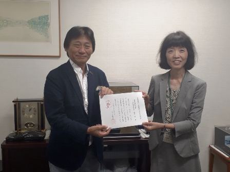 石川労働局雇用環境・均等室長（右）から認定通知書を受け取る藤原社長