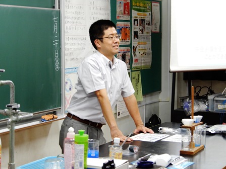 授業をおこなう門田課長