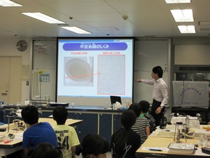 中空糸膜の仕組みを説明中