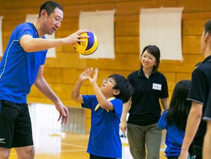 東レアローズOBで元日本代表の斉藤さん(東レ建設)。「上手にパスを受けるには、ボールの軌道を意識して」