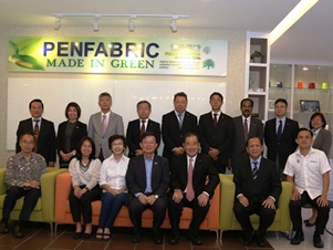 Chow首相（前列左から４人目）を囲み関係者で集合写真