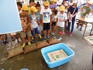 吸水性土のうを見学する参加者の皆さん