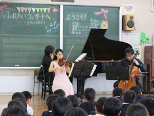 音楽室でコンサートに聴き入る小学生の皆さん