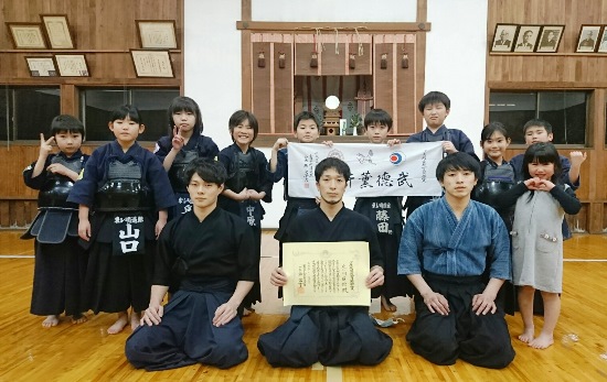 剣道教室で指導する東レ滋賀剣道部員（前列）と少年少女剣士（後列）