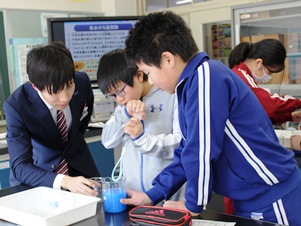 子供たちのろ過実験の様子（左が北田課員）