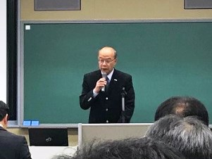 挨拶をする長谷川工場長