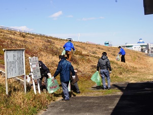 河川を清掃する愛知工場従業員、管理職、労働組合の方々