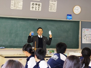 事務部労務課 大辻部員「生徒にも終始意欲高く受講してもらえました。理科離れが課題の中、一つの良いきっかけと学校側から捉えていただけました」