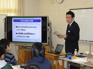 事務部総務課 岩田さん「小学生の前で授業を行うのはとても貴重な体験でした。いかに楽しくわかりやすく伝えるかを考えて話すことは、今後の会社生活でも大いに役立つと思いました。理科嫌いの子供が理科を好きになってくれたらうれしいです」