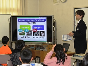 三島フィルム技術部フィルム重合技術課部員 長谷川部員「講師を務める良い経験となりました。授業内容に興味を持って、積極的に参加・発言してくれる生徒が多く、やりがいがありました」