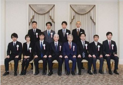 日覺会長、榊選考委員長（前列左から4人目、5人目）と10人の助成金受領者