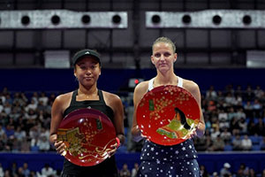 昨年大会シングルス優勝のカロリナ・プリスコバ選手(右)と準優勝の大坂なおみ選手(左)