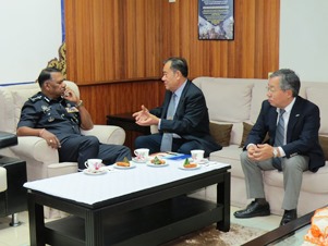 マレーシア東レグループの事業について本部長に説明するTeh代表（中央）と黒目副代表（右）