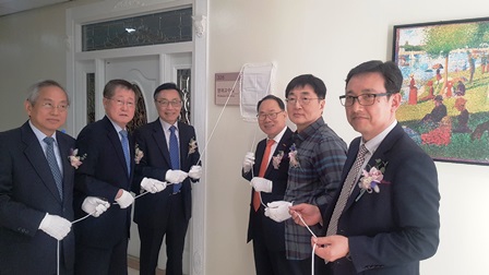 「ＴＡＫ名誉教授室」の除幕式に出席した李在韓国東レ代表（右から３人目）