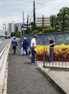 事業場周辺をゴミ拾い中の参加者の皆さん