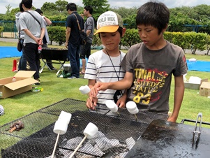 焼きマシュマロを作る子供たち