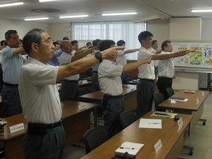 指差し呼称で安全を宣言する皆さん