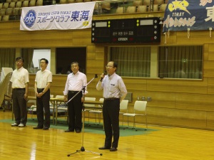 開会式で挨拶する山村工場長