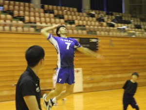 ジャンプサーブを披露する峯村選手