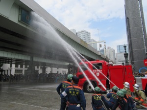 散水車による日本橋看板への放水