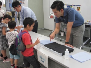 理科実験「水玉がおどるせんい」