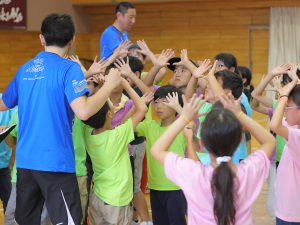 東レアローズＯＢによるスポーツサイエンスの授業では理科の原理を使ってバレーボールに挑戦