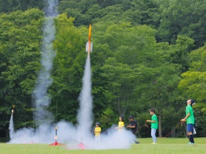 モデルロケットを制作して打ち上げました