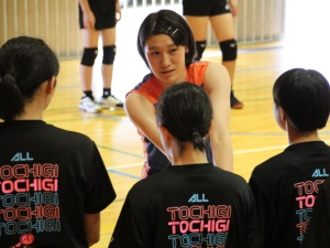 レシーブのテクニックを伝える石川選手