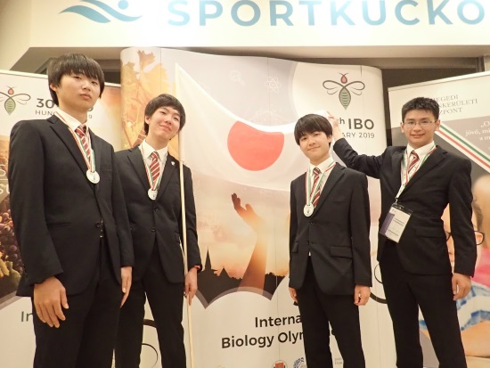 左から星野さん（栄光学園高等学校2年）、長谷川さん（灘高等学校2年）、椋木さん（灘高等学校3年）、小野さん（鳥取西高等学校3年）（写真提供：国際生物学オリンピック日本委員会）