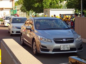 出発する総務部の伊藤さんと高橋さん