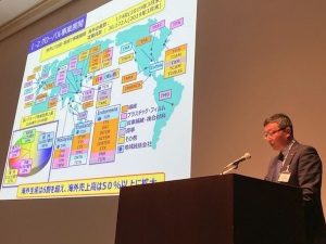 受賞記念講演会で発表する、TSD社秦総経理