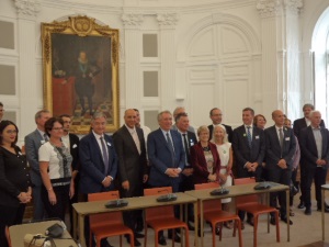 署名式に集まった、Pau市長、県知事ならびに企業代表者